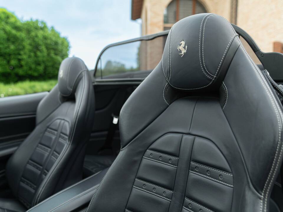 Bild 43/50 von Ferrari California T (2014)