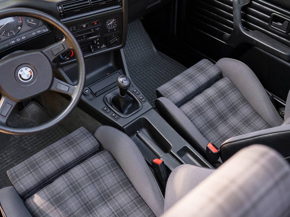 Immagine 19/33 di BMW 318i (1991)