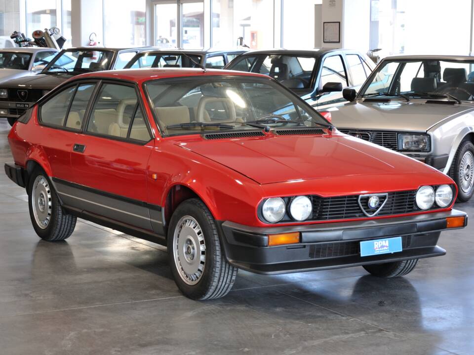 Image 3/28 of Alfa Romeo GTV 2.0 (1984)