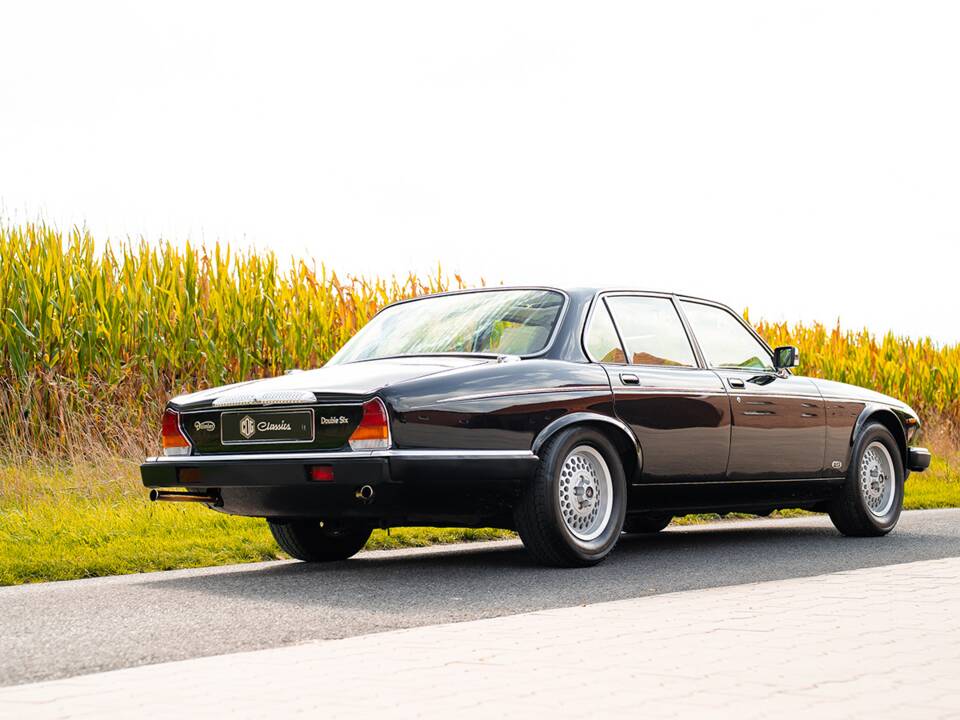 Image 5/37 of Daimler Double Six (1992)