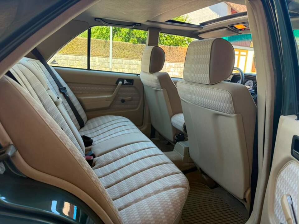 Bild 9/21 von Mercedes-Benz 190 E 2.3 (1991)