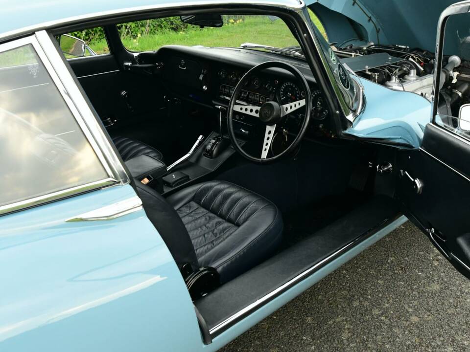 Image 17/50 de Jaguar E-Type V12 (2+2) (1972)