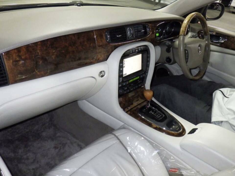 Image 12/25 de Jaguar XJ 8 4.2 (2003)