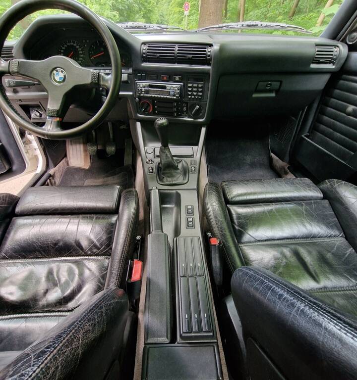 Image 17/70 of BMW M3 (1990)