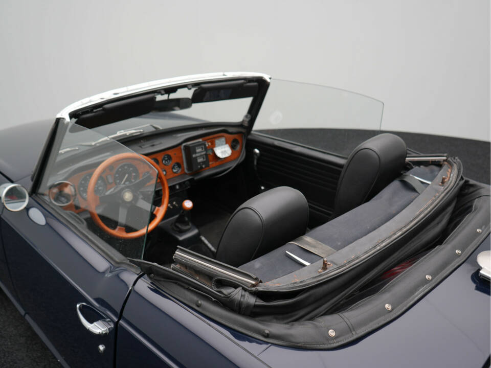 Image 27/33 of Triumph TR 6 (1969)