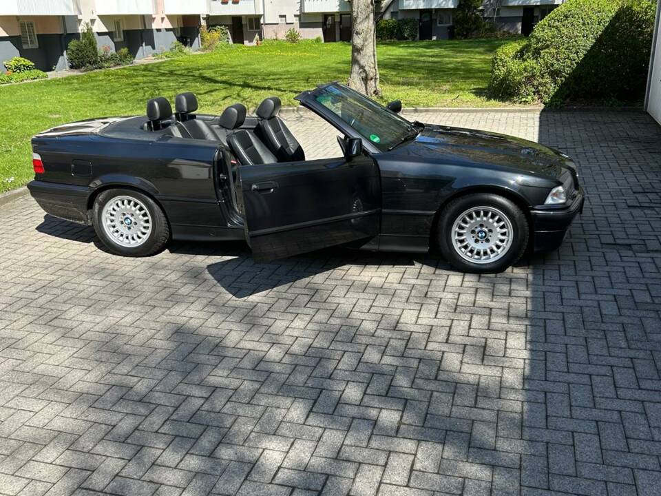 Immagine 7/11 di BMW 325i (1993)