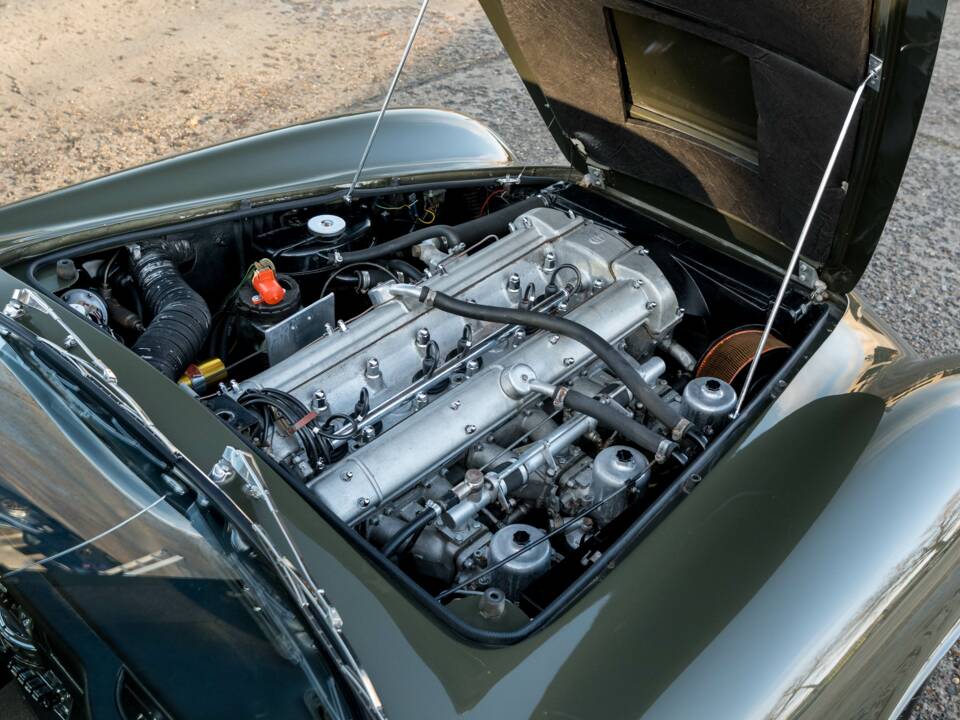 Immagine 34/36 di Aston Martin DB 6 Mk II (1970)