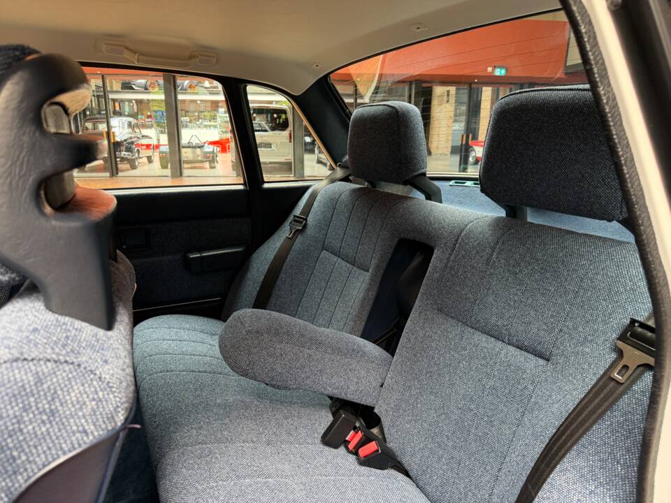 Bild 19/43 von Volvo 240 (1989)
