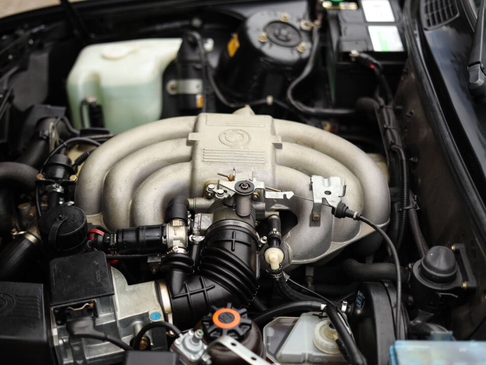 Image 28/83 de BMW 325i (1990)