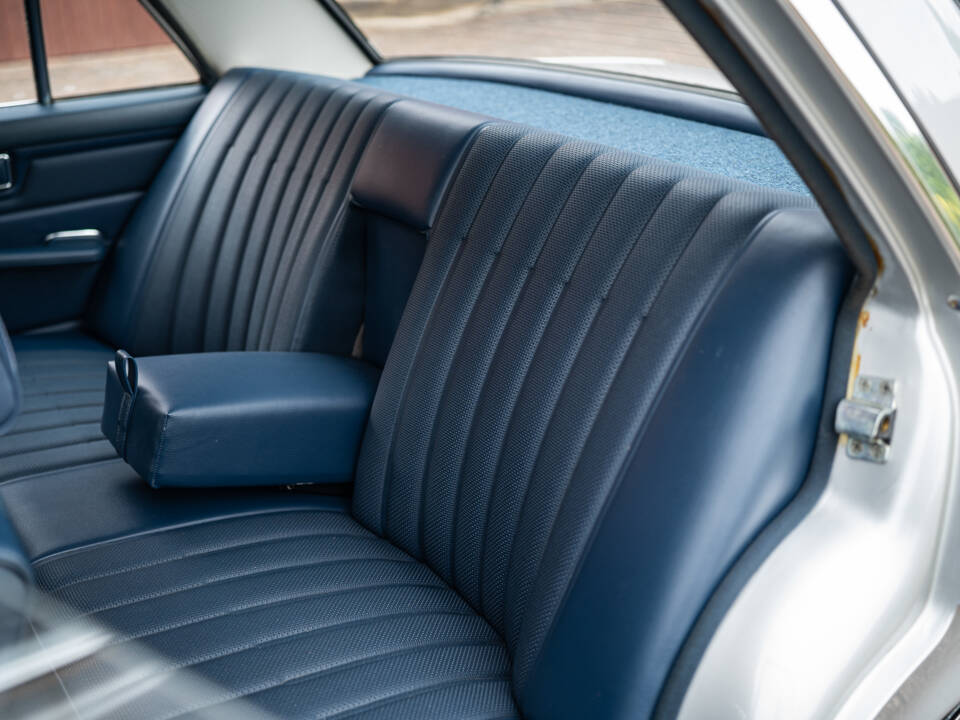 Image 38/63 of Mercedes-Benz 230&#x2F;6 (1974)