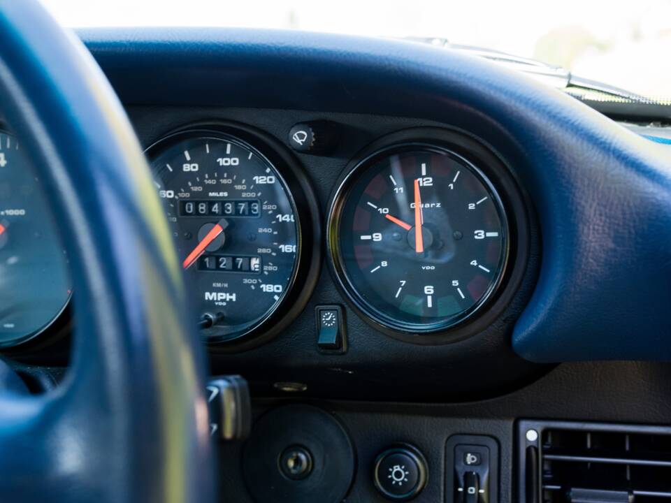 Image 32/52 of Porsche 911 Carrera 4 (1997)