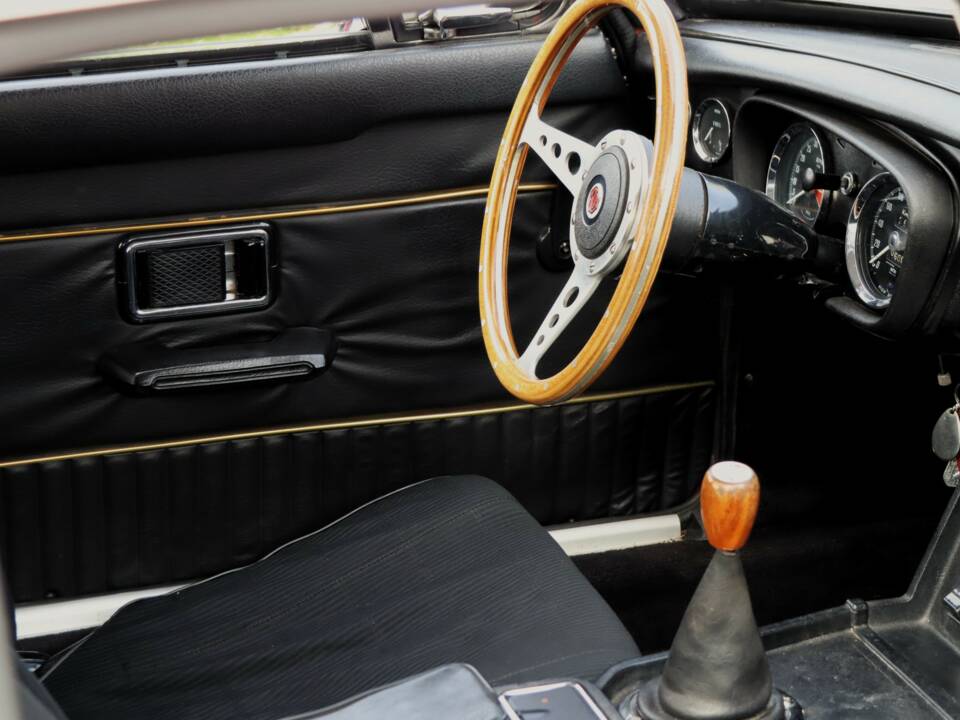 Image 9/50 of MG MGB GT (1974)