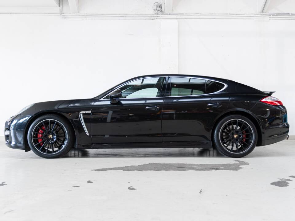 Image 3/31 of Porsche Panamera Turbo (2010)