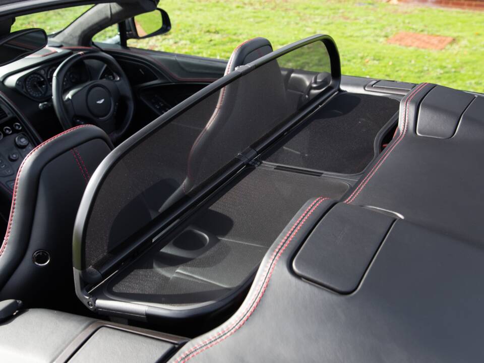 Immagine 61/72 di Aston Martin Vanquish Volante (2016)