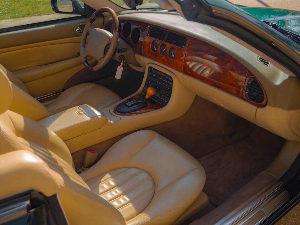 Image 27/49 of Jaguar XK8 4.2 (2003)