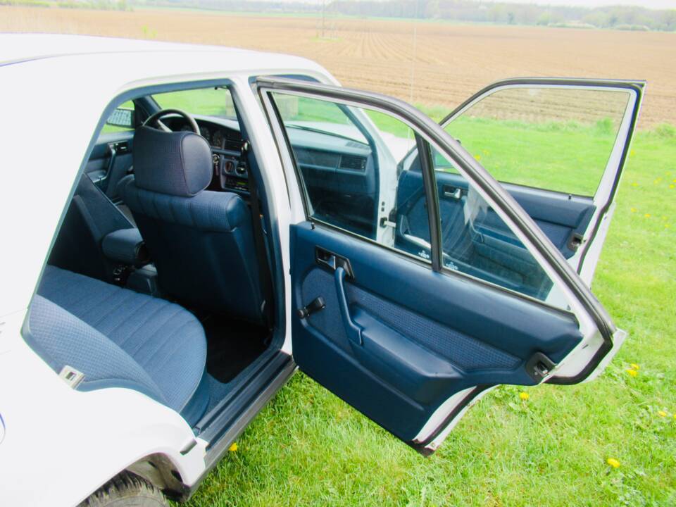 Bild 9/25 von Mercedes-Benz 190 D 2.5 (1986)