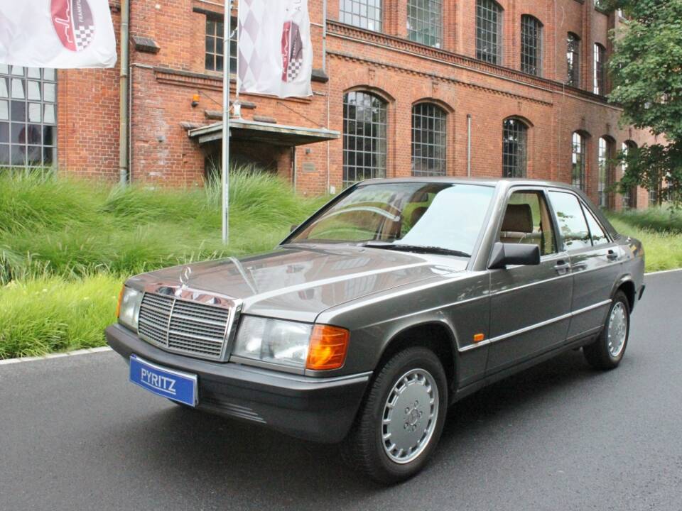 Image 1/27 of Mercedes-Benz 190 E (1987)