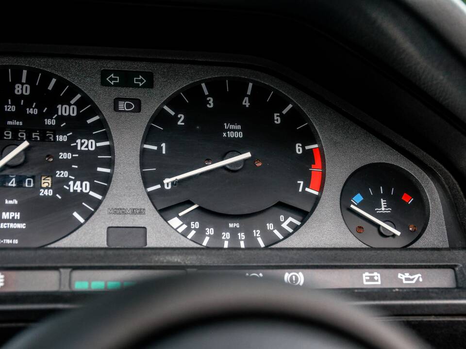 Immagine 19/28 di BMW 318i (1993)