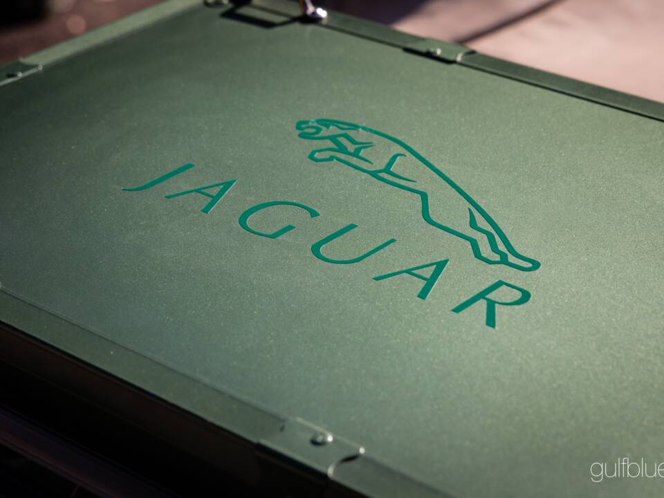 Image 16/70 of Jaguar XKR (2004)
