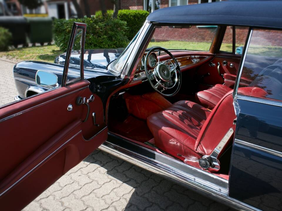 Image 28/39 of Mercedes-Benz 300 SE (1962)