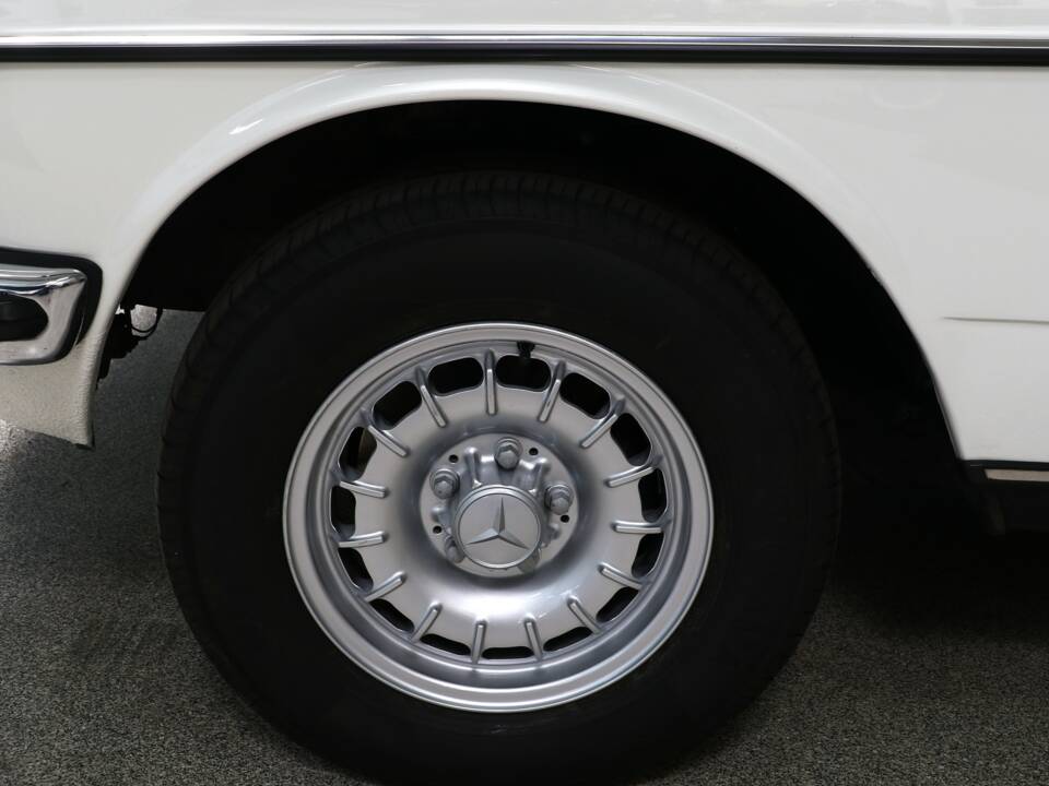 Bild 8/38 von Mercedes-Benz 230 CE (1984)