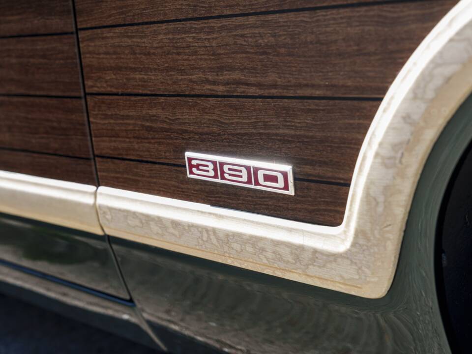 Image 12/28 of Ford LTD Country Squire (1968)