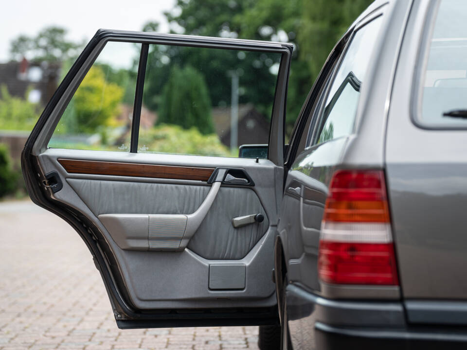 Image 47/66 of Mercedes-Benz 200 TE (1989)