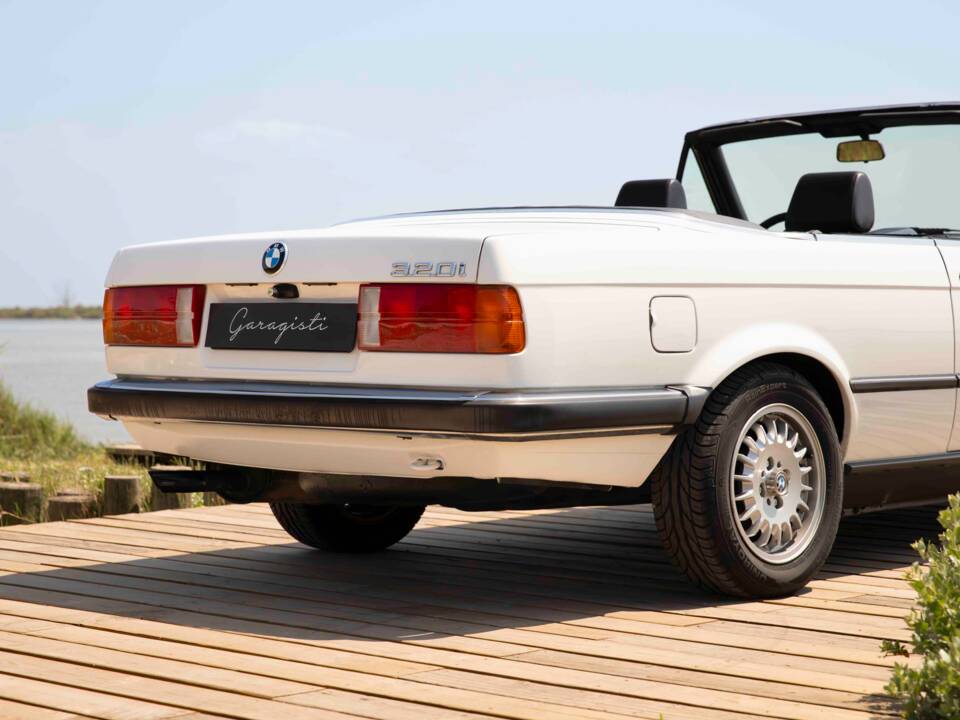 Image 23/70 of BMW 320i (1990)