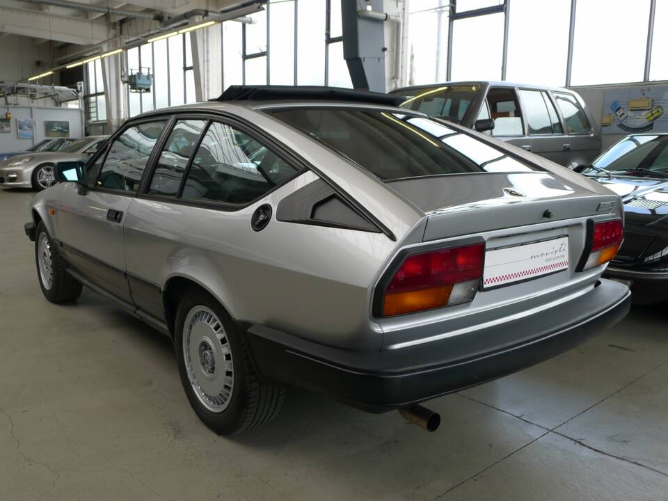 Bild 30/42 von Alfa Romeo GTV6 3.0 (1985)