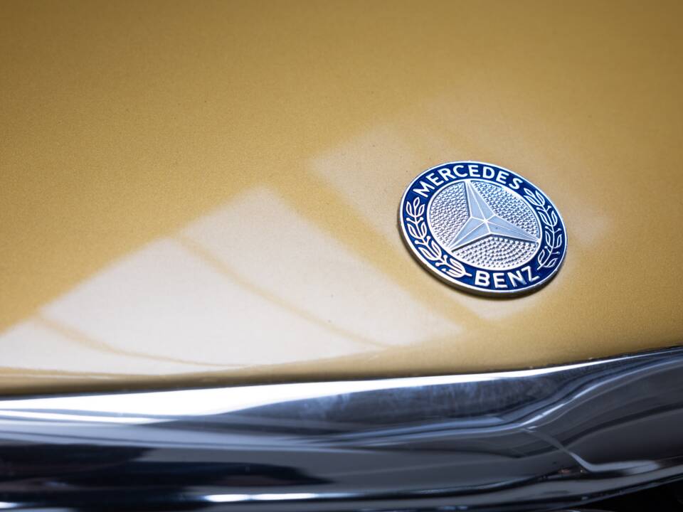 Image 24/32 of Mercedes-Benz 350 SLC (1971)