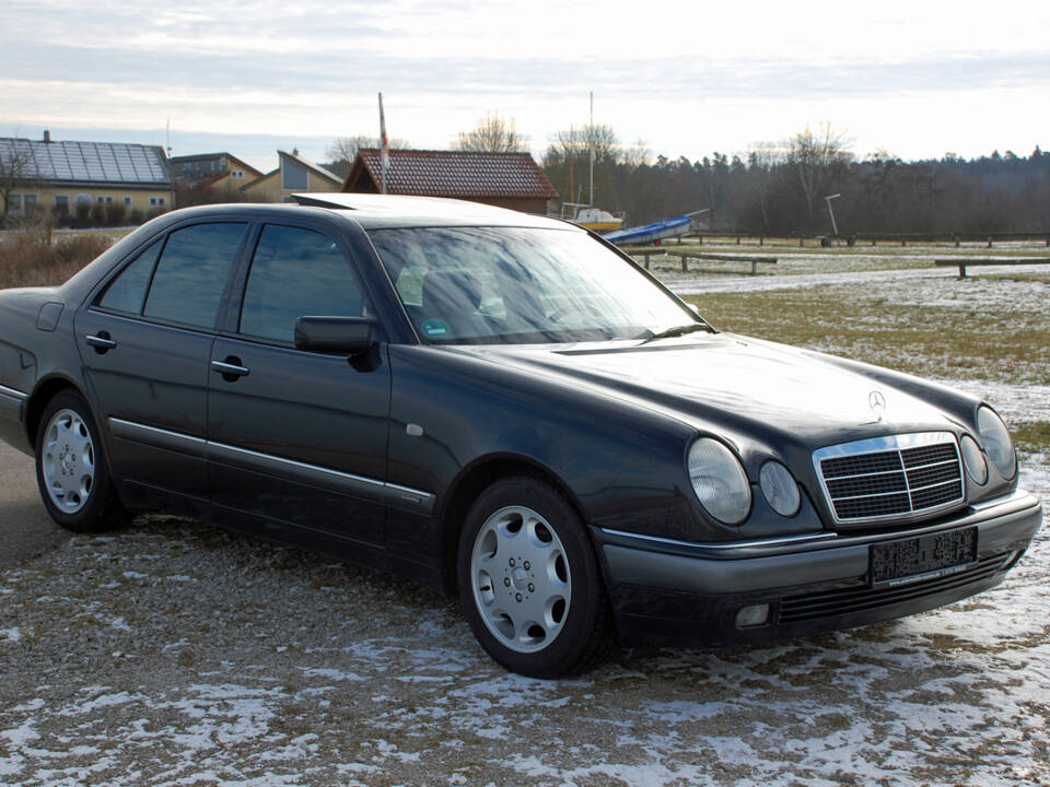 Bild 6/37 von Mercedes-Benz E 230 (1996)