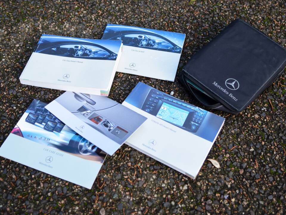 Image 49/49 of Mercedes-Benz CLK 500 (2004)