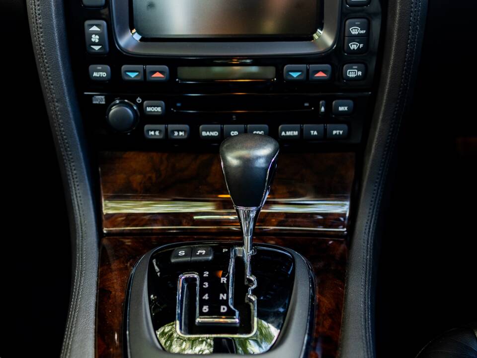 Afbeelding 40/47 van Jaguar XJ 2.7 D (2008)