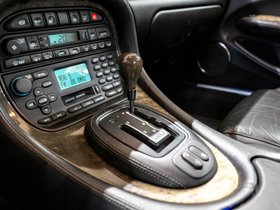 Bild 17/34 von Jaguar XJR 4.0 (2001)