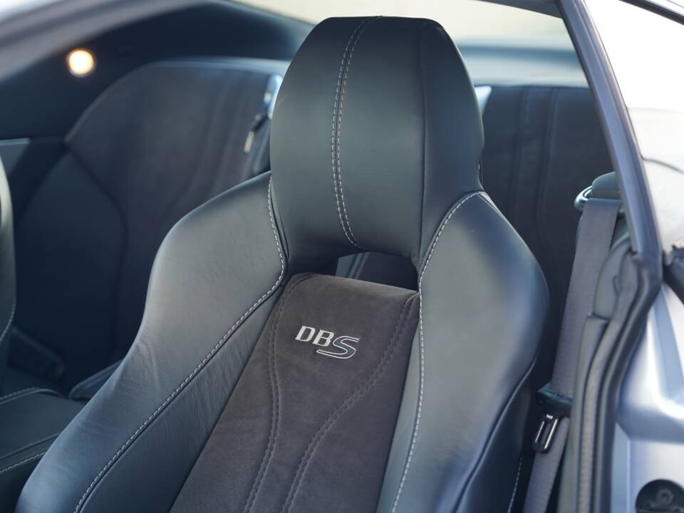 Immagine 18/50 di Aston Martin DBS (2011)