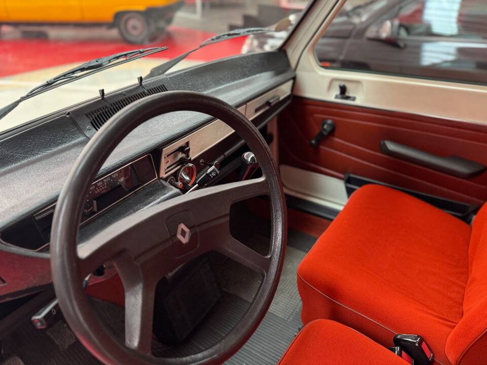 Image 15/19 of Renault R 6 GTL (1980)
