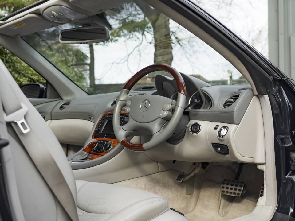 Immagine 44/44 di Mercedes-Benz SL 500 (2003)