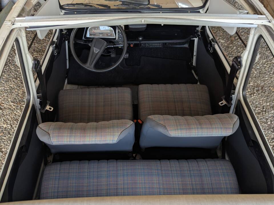 Image 10/28 de Citroën 2 CV 6 Club (1986)