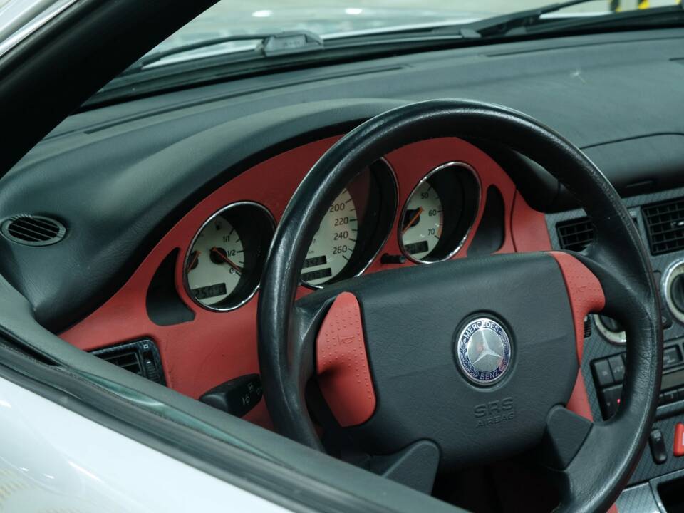 Immagine 13/50 di Mercedes-Benz SLK 230 Kompressor (1996)