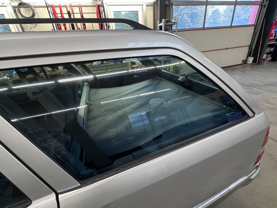Bild 22/49 von Mercedes-Benz E 320 T (1993)