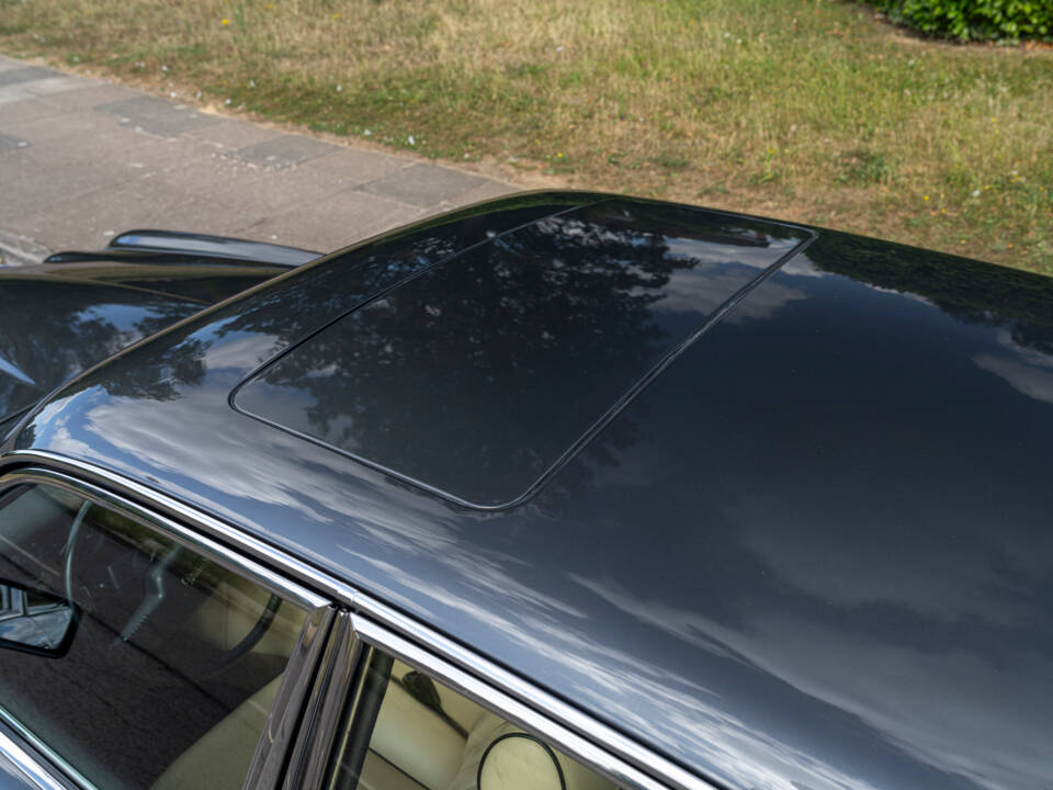 Image 11/23 of Daimler Double Six (1992)