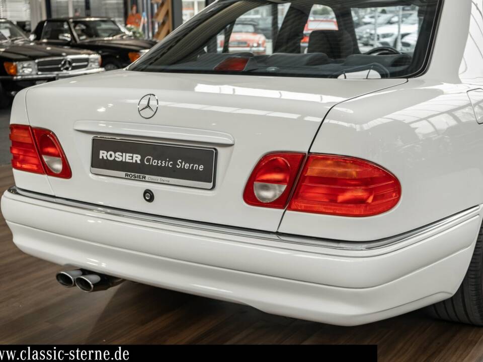 Immagine 13/15 di Mercedes-Benz E 60 AMG (1997)