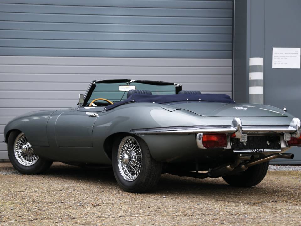 Image 33/48 de Jaguar E-Type (1969)