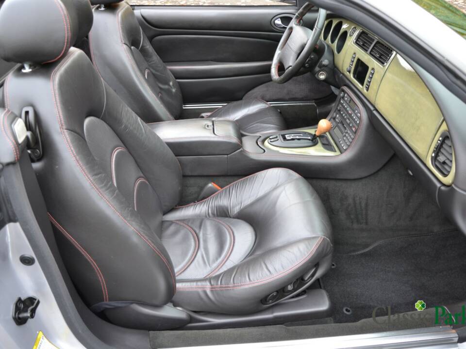 Image 32/50 of Jaguar XKR &quot;Silverstone&quot; (2000)