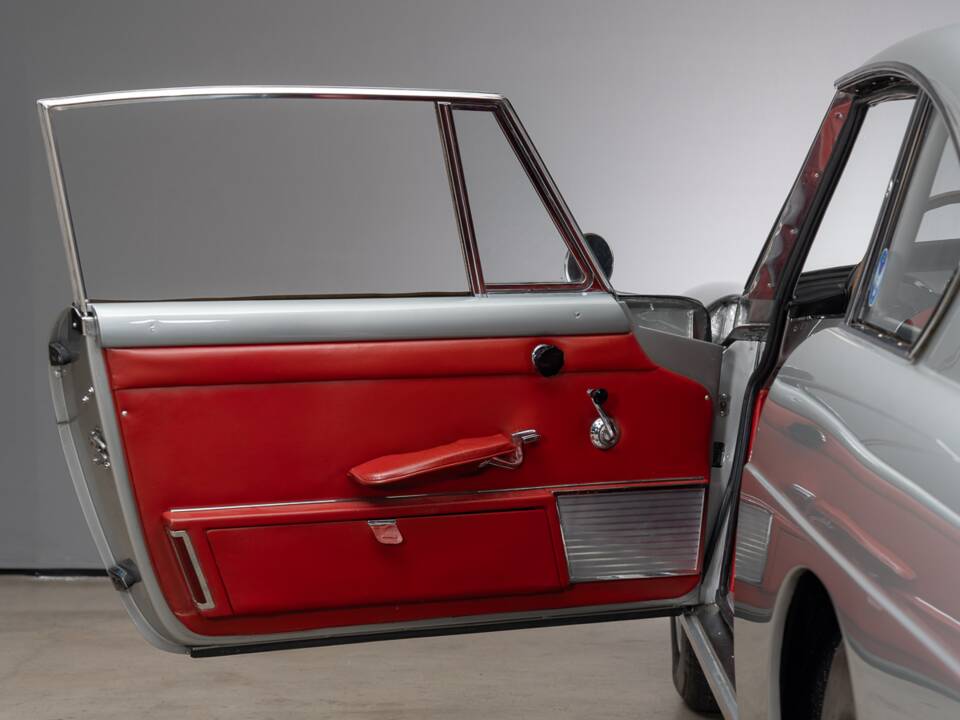 Image 14/29 of Ferrari 250 GTE (1961)