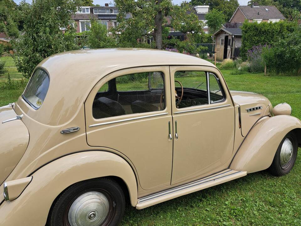 Image 6/8 of SIMCA 8 Sport (1951)