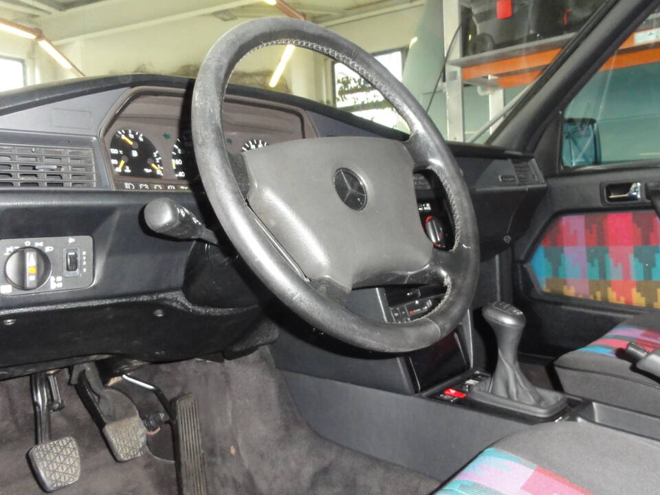 Image 58/137 of Mercedes-Benz 190 E 1.8 Avantgarde &quot;Rosso&quot; (1992)