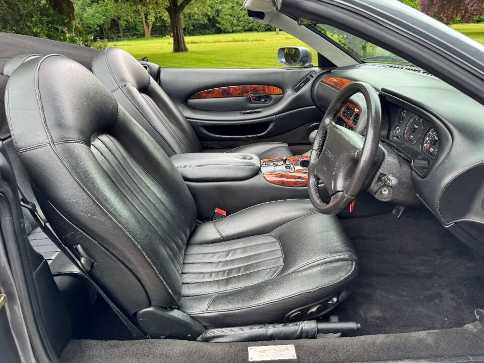 Image 18/28 of Aston Martin DB 7 Volante (1997)