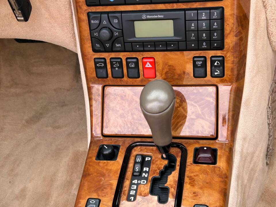 Image 18/25 of Mercedes-Benz SL 500 (1999)