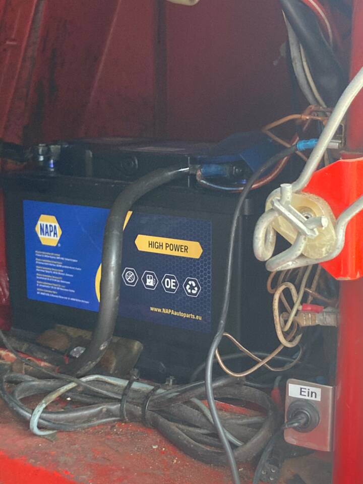 Neue Batterie und Sicherungsschalter für Signalanlage
